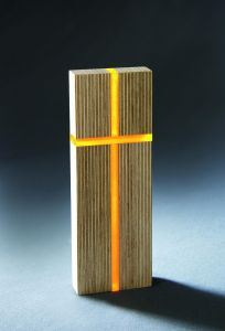 Licht-Kreuz, Holz und Acrylglas orange